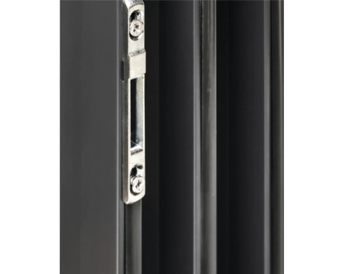 Detailansicht eines Metalltürschlosses mit Schrauben