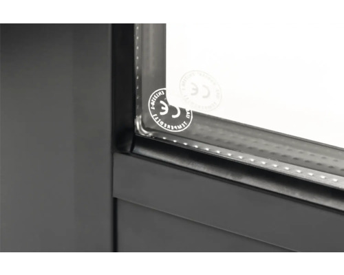 Detailansicht eines Fensters mit CE Kennzeichnung.