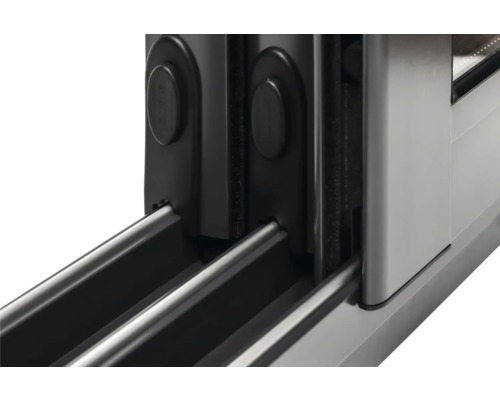 Detailaufnahme eines Schiebetürbeschlags mit Führungsschienen.