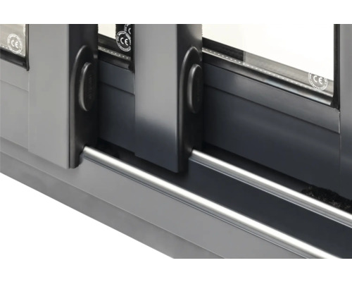 Detailansicht einer Schiebetür mit Griff und Führungsschiene