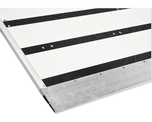 Detailansicht einer Rampe mit Anti-Rutsch-Streifen und Aluminiumkante