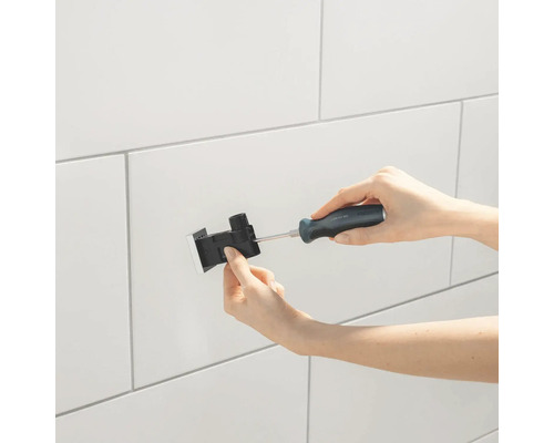 Installation d''un robinet sur un mur carrelé à l''aide d''un tournevis