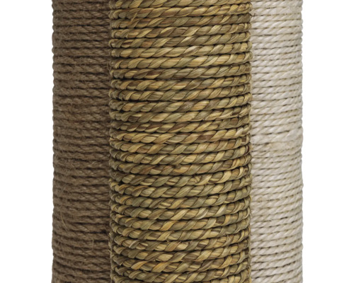 Gros plan sur trois arbres à chat avec revêtement en sisal et fibres naturelles pour chats