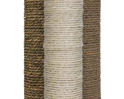 Gros plan sur trois troncs d''arbres à chat recouverts de sisal et d''herbes marines