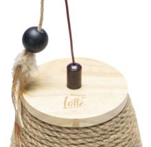 Vue détaillée d''un arbre à chat avec jouet et corde en sisal