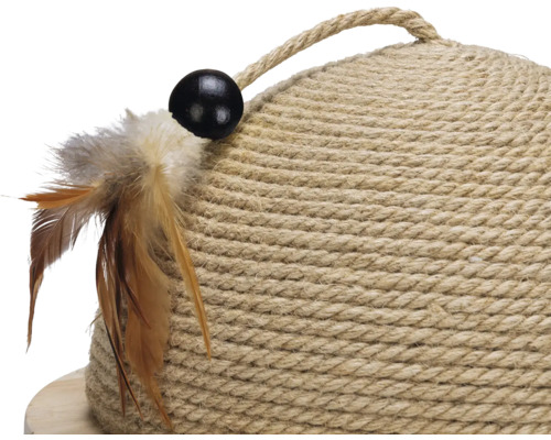 Gros plan sur un arbre à chat avec corde, plume et jouet