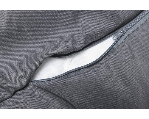 Detailaufnahme eines grauen Sitzkissens mit Reißverschluss