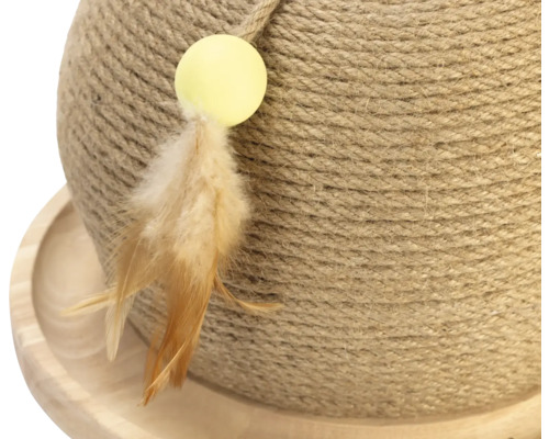 Detailansicht eines Kratzbaums mit Sisal und Spielzeug