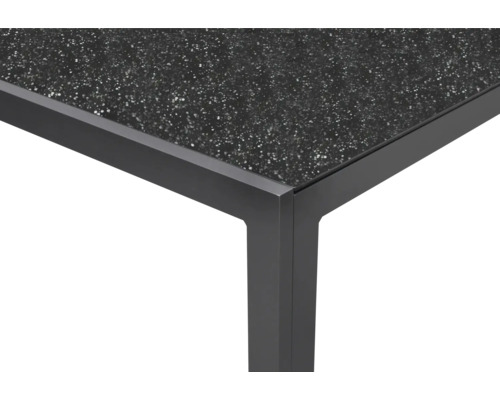 Detailansicht eines Gartentisches mit Tischplatte