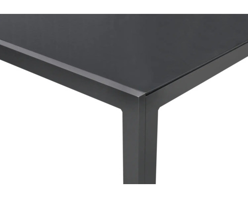 Detailansicht einer Tischplatte mit Metallrahmen und -bein