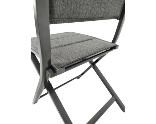 Detailansicht eines Klappstuhls mit gepolsterter Sitzfläche und Rückenlehne