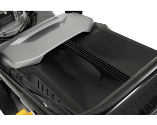 Gros plan sur une tondeuse à gazon avec bac de ramassage