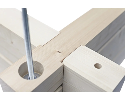Gros plan sur une construction en bois avec une tige filetée