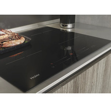 Plaque à induction Haier avec des aliments dans une cuisine