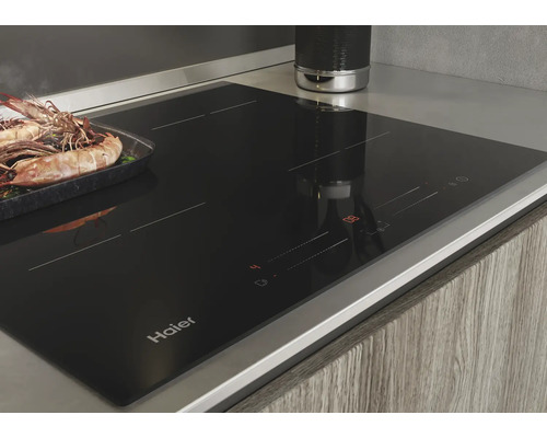 Plaque à induction Haier avec des aliments dans une cuisine