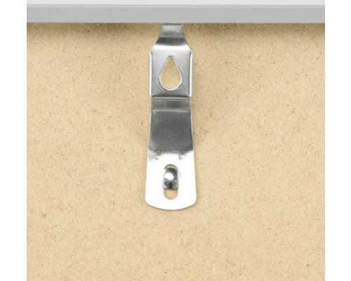 Accroche métallique sur une plaque de bois