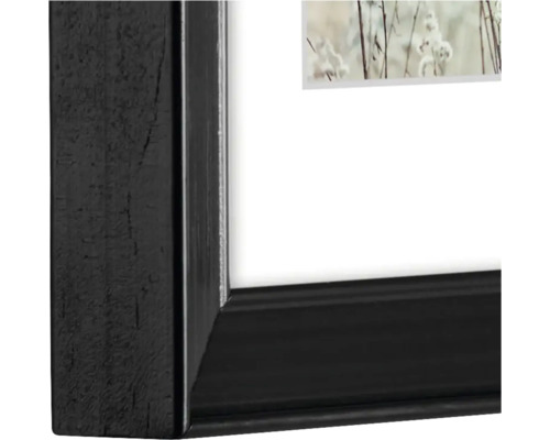 Vue détaillée d''un cadre photo avec un cadre en bois noir