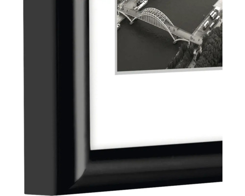 Image encadrée noire avec motif de pont