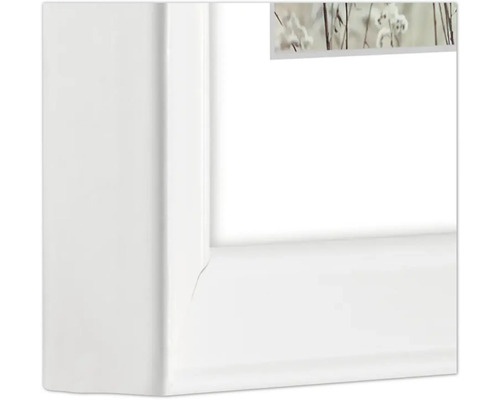 Vue détaillée d''une fenêtre en PVC blanche