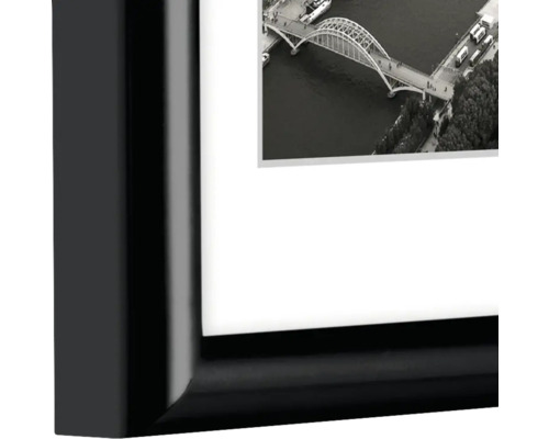 Cadre photo noir avec passe-partout et photographie