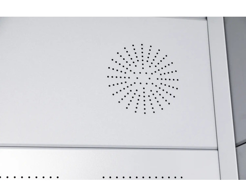 Gros plan d''une porte d''armoire avec motif perforé