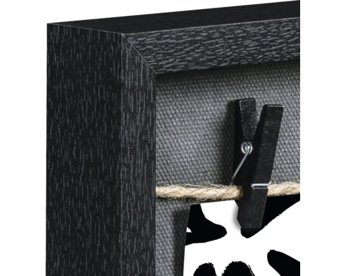 Detailansicht eines Fotorahmens mit Wäscheklammern und Kordel