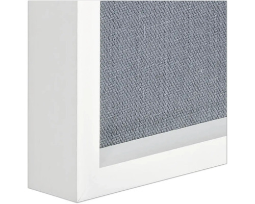 Detailansicht einer Pinnwand mit Stoffbezug und weißem Rahmen