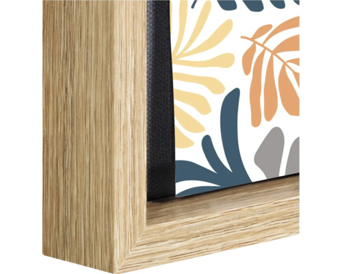 Detailansicht eines Bildes mit floralem Muster und Holzrahmen