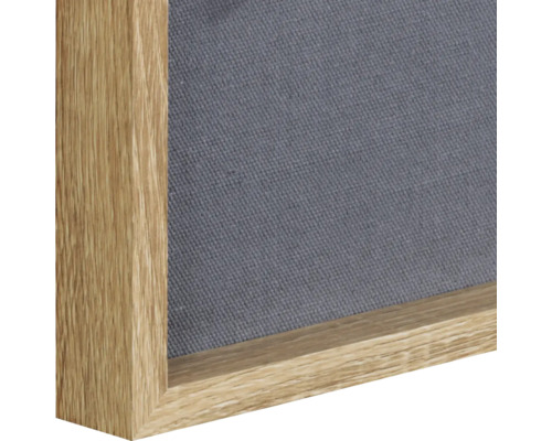 Detailansicht einer Pinnwand mit Holzrahmen und Stoffoberfläche
