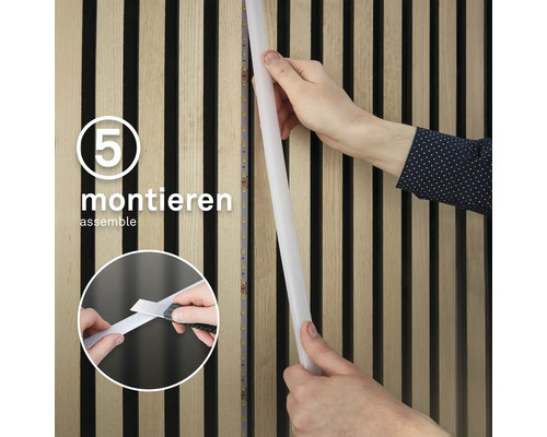 Montage d''une bande LED sur un panneau mural en bois