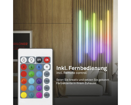 Wohnzimmer mit einer Holzpaneelwand und einer mehrfarbigen LED-Leuchte mit Fernbedienung.