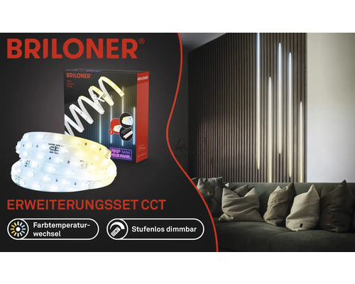 Logo Briloner. Kit d''extension avec bande LED qui peut changer la température de couleur et être réglée en continu. Scène d''habitation avec canapé.