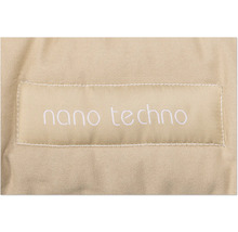 Gros plan du logo Nano Techno sur une housse en tissu