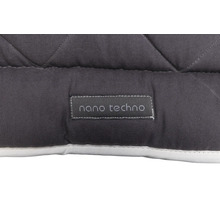 Vue détaillée d''un coussin matelassé avec l''inscription Nano Techno