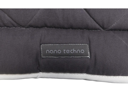 Detailansicht eines gesteppten Kissens mit dem Schriftzug Nano Techno