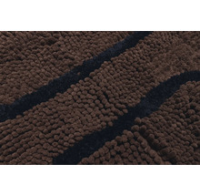 Vue détaillée d''un tapis de bain brun à rayures