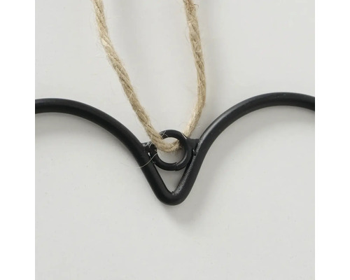 Détail d''une décoration en métal avec une corde de jute