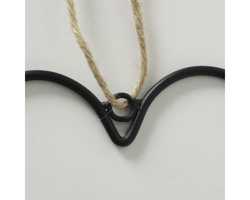 Détail d''une décoration de cœur en métal avec suspension en corde de jute