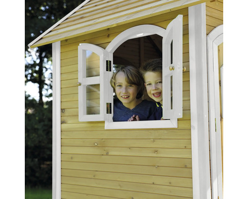 Holzspielhaus mit zwei Kindern am Fenster