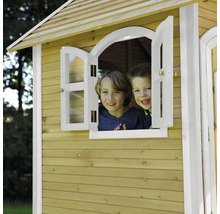 Spielhaus aus Holz mit zwei Kindern am Fenster