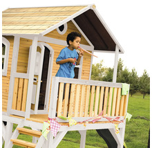 Spielhaus aus Holz mit Junge auf dem Balkon