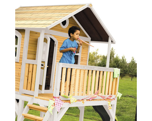 Spielhaus aus Holz mit Junge auf dem Balkon