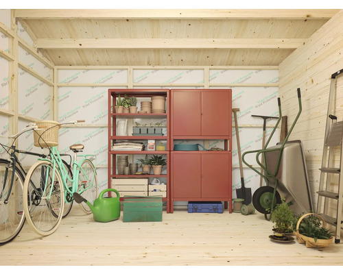 Photo intérieure d''une cabane de jardin avec des étagères, des armoires, des vélos et des outils de jardin.