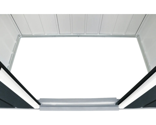 Blick von unten auf ein geöffnetes Fenster eines Gartenhauses