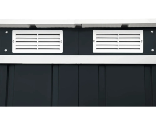 Detailansicht einer Gartenhauswand mit zwei weißen Lüftungsgittern