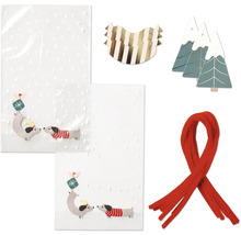Dekoration mit Geschenktüten, Servietten, Dekobaum und Schal