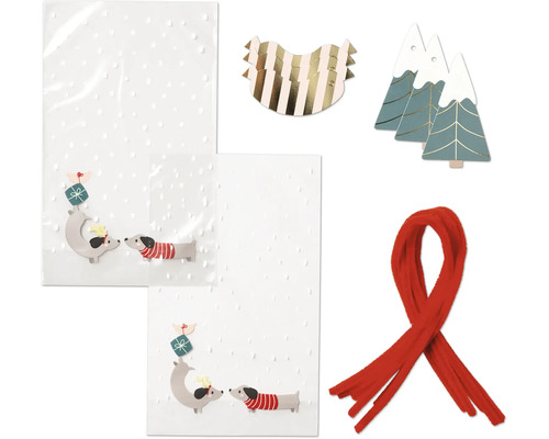 Dekoration mit Geschenktüten, Servietten, Dekobaum und Schal