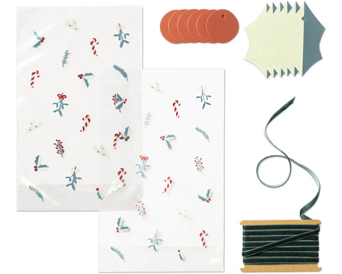 Sacs cadeaux avec motifs de Noël, étiquettes cadeaux, ruban cadeau