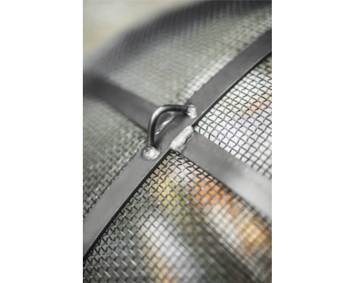 Detailaufnahme eines Metallfunkenschutzes für eine Feuerschale mit Griff