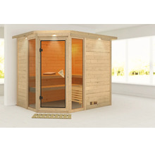 Holzsauna mit Glastür und Holzbänken im Innenraum.